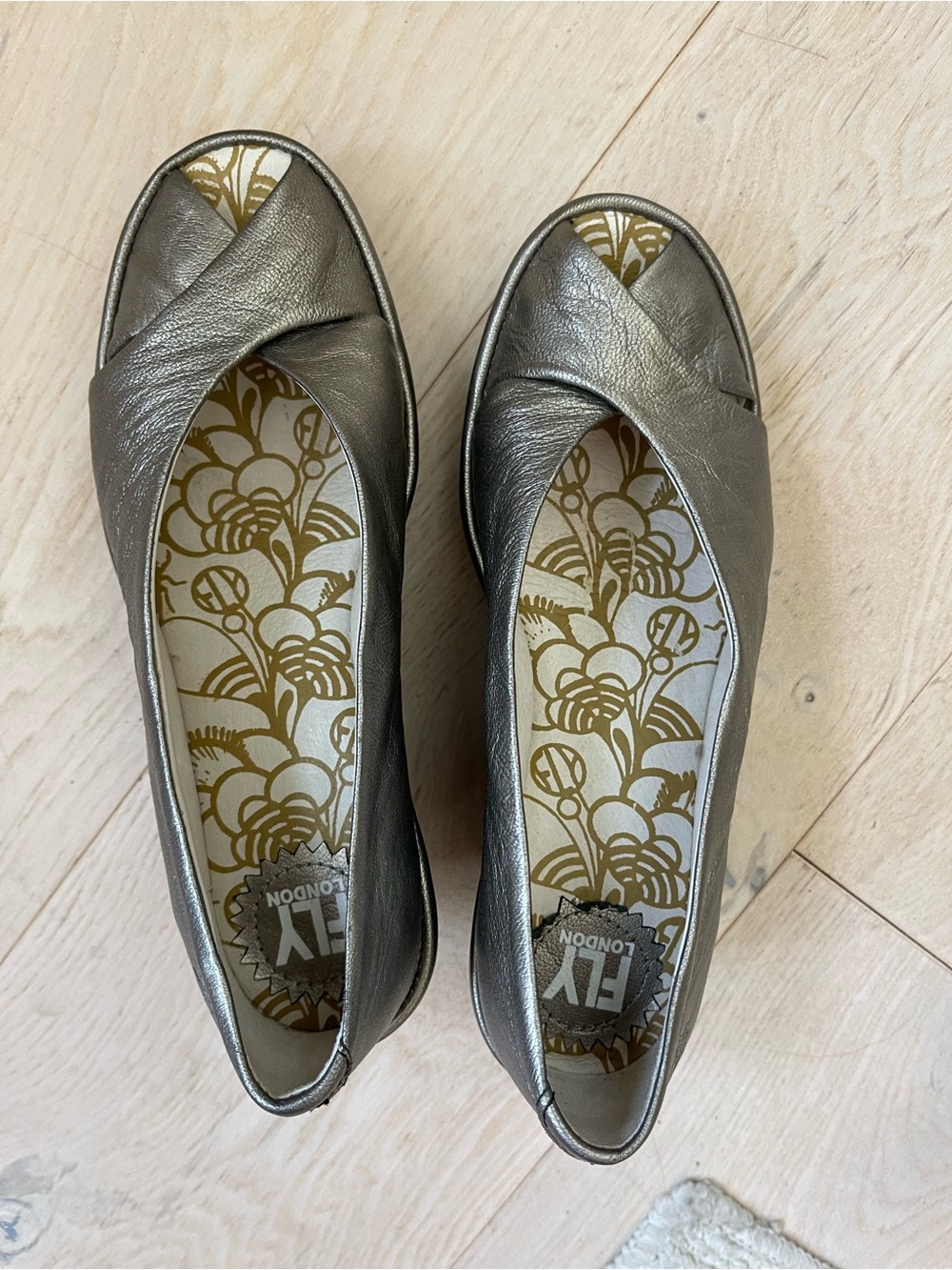 Fly London Metallic Pewter/Silver Crossover Peep-Toe Flats size 37 or 6.5-7.